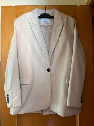 Chaqueta Stradivarius beige efecto piel