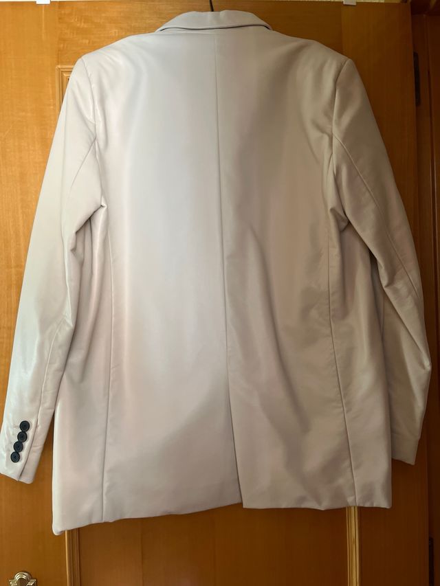 Chaqueta Stradivarius beige efecto piel