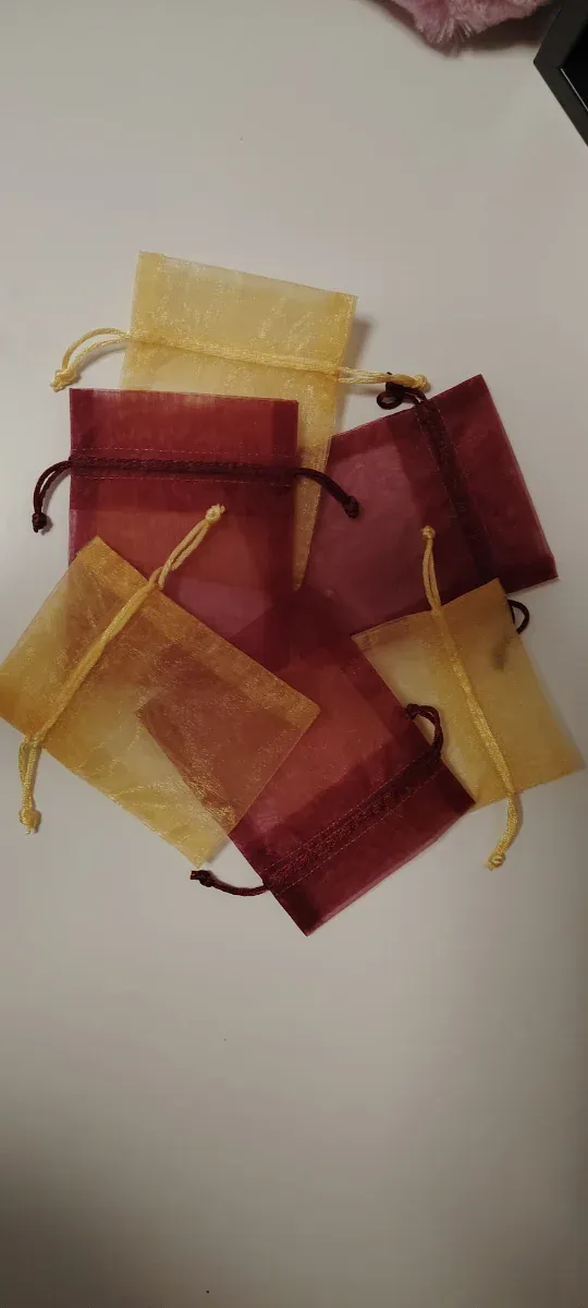 Bolsitas de organza rojas y amarillas