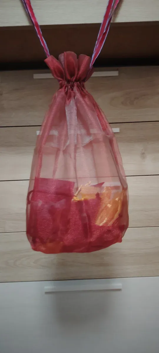 Bolsitas de organza rojas y amarillas