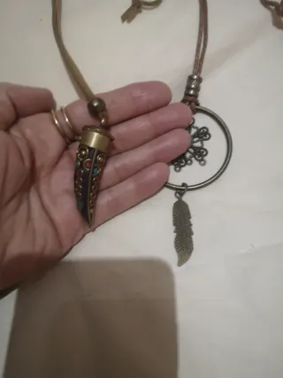 Collares estilo boho con cuerno y pluma