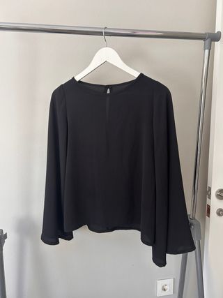 Blusa negra manga campana talla S