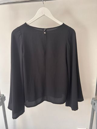 Blusa negra manga campana talla S