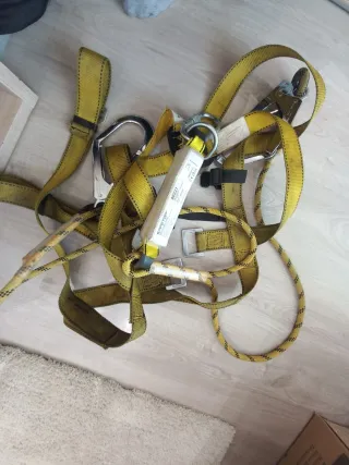 Arnés de seguridad amarillo