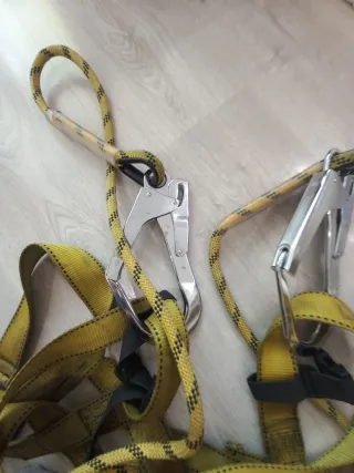 Arnés de seguridad amarillo