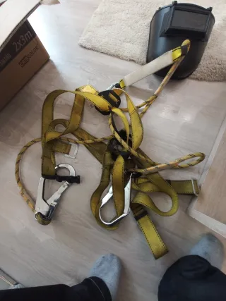 Arnés de seguridad amarillo