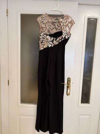 Mono negro y dorado para ocasiones especiales