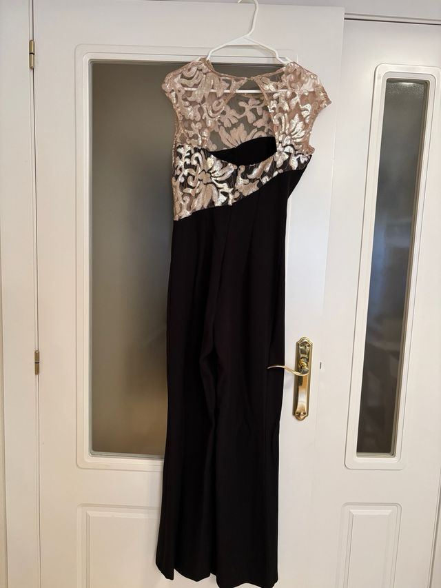 Mono negro y dorado para ocasiones especiales