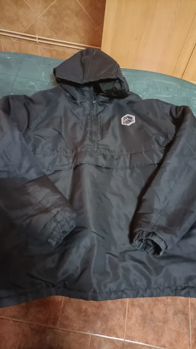 Chaqueta Buzo Negra con Capucha