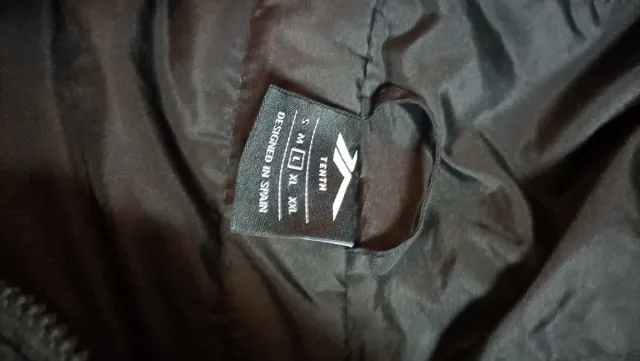 Chaqueta Buzo Negra con Capucha