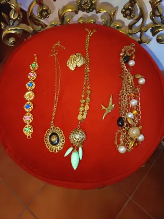 Lote bisutería dorada: pulsera reloj..lot15