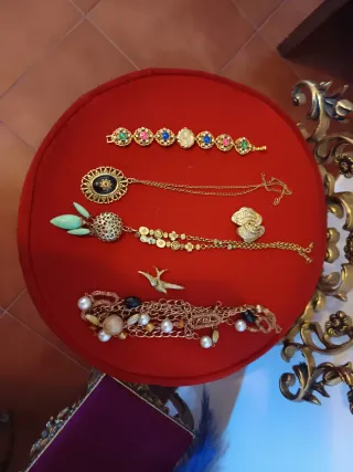 Lote bisutería dorada: pulsera reloj..lot15