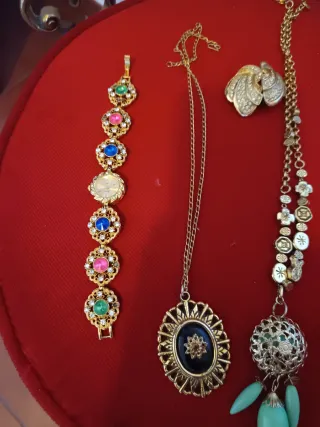 Lote bisutería dorada: pulsera reloj..lot15