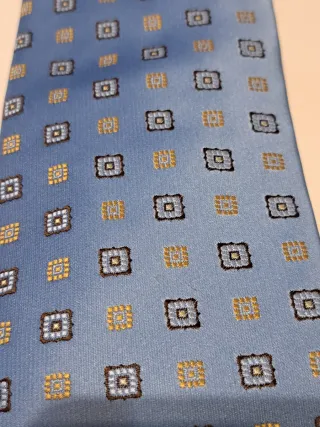 Corbata azul con estampado geométrico