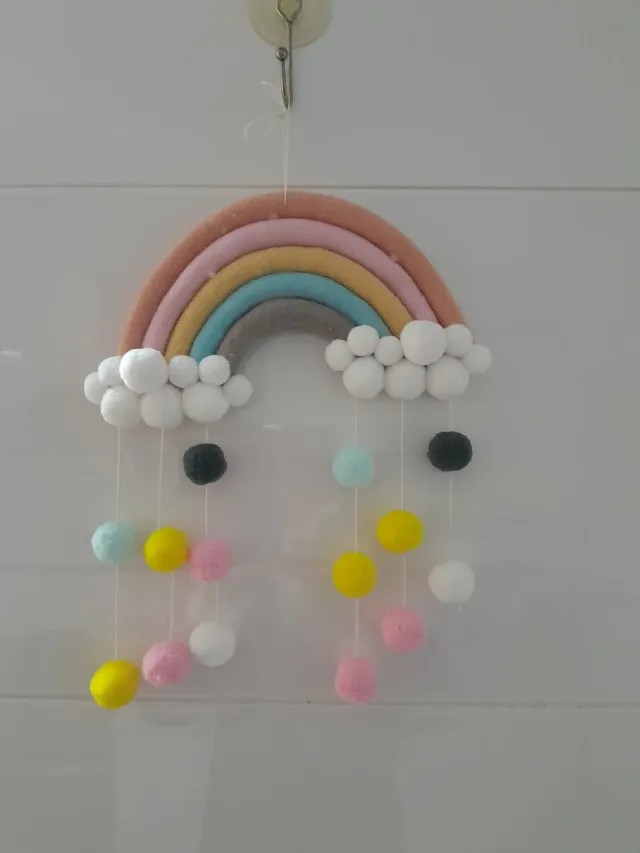 Colgante arcoíris fieltro pompones