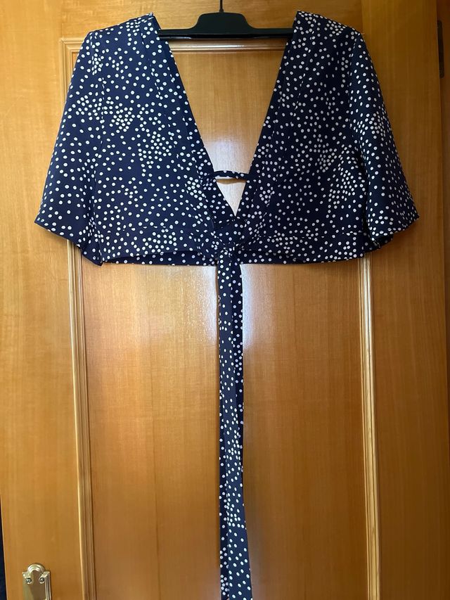 Croptop azul con lunares blancos