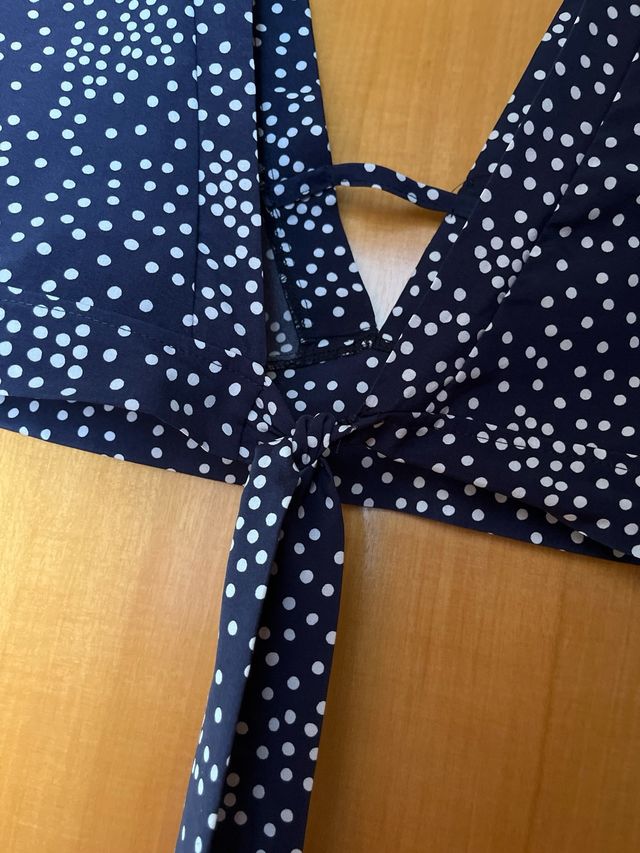 Croptop azul con lunares blancos