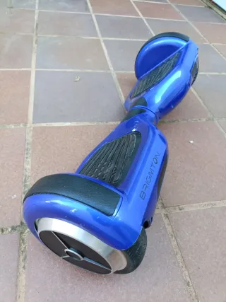 Patinete eléctrico azul con funda