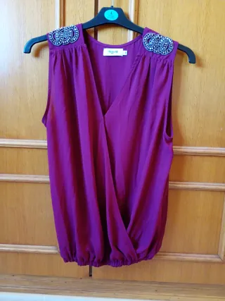 Camisa burdeos con hombros adornados Talla 40