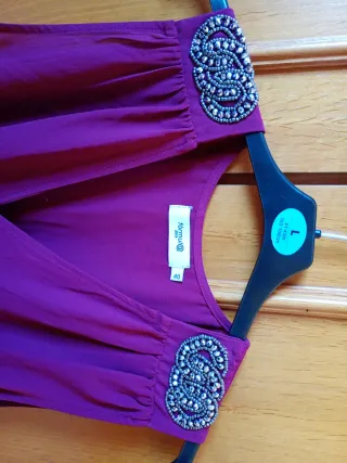 Camisa burdeos con hombros adornados Talla 40