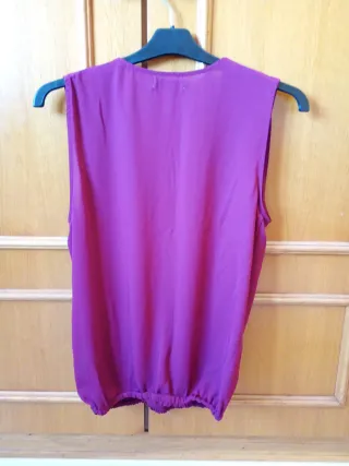 Camisa burdeos con hombros adornados Talla 40