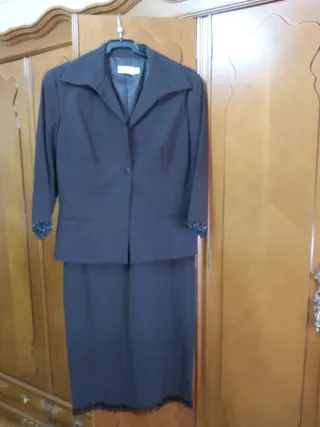 Traje de chaqueta y vestido marrón chocolate.