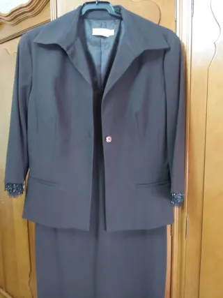 Traje de chaqueta y vestido marrón chocolate.