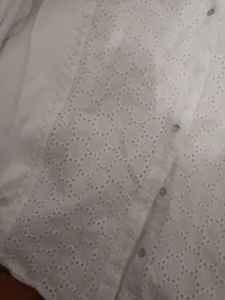 Blusa blanca con bordado