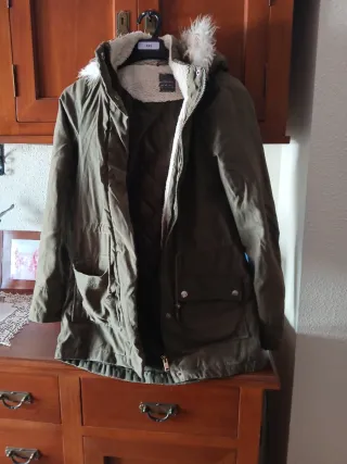 Parka verde con capucha y pelo Xs