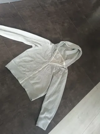 Sudadera gris con capucha