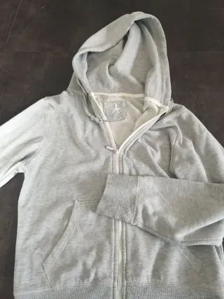 Sudadera gris con capucha