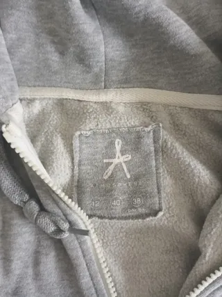 Sudadera gris con capucha