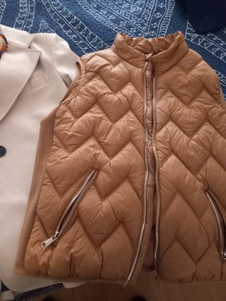 Chaqueta blanca. Regalo chaleco marrón