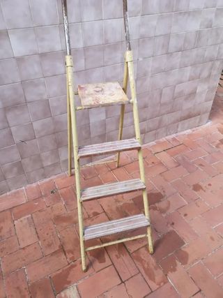 Escalera metálica amarilla plegable