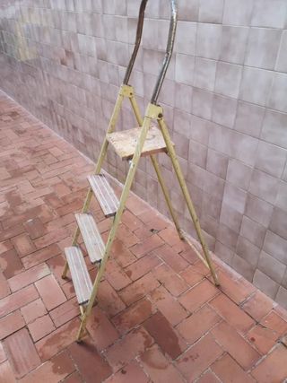 Escalera metálica amarilla plegable