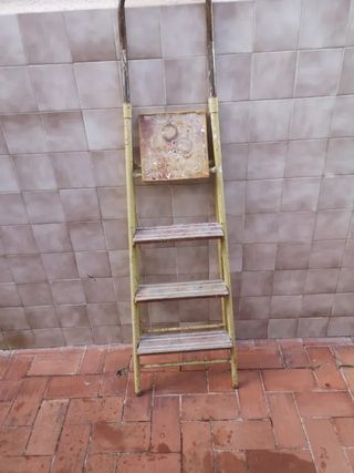 Escalera metálica amarilla plegable