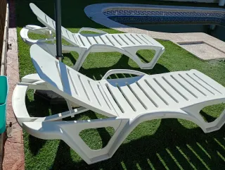 Hamaca de piscina blanca de plástico