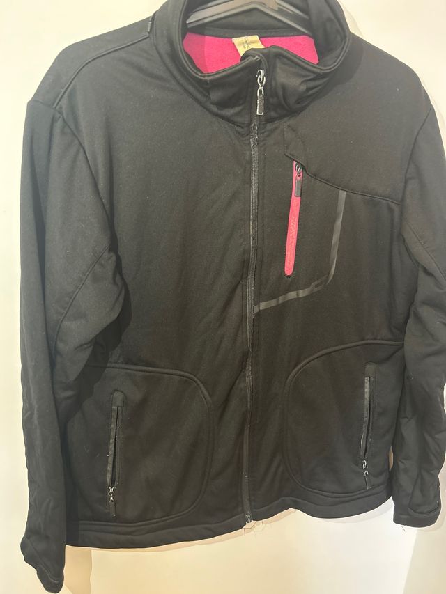 Chaqueta de montaña negra y rosa