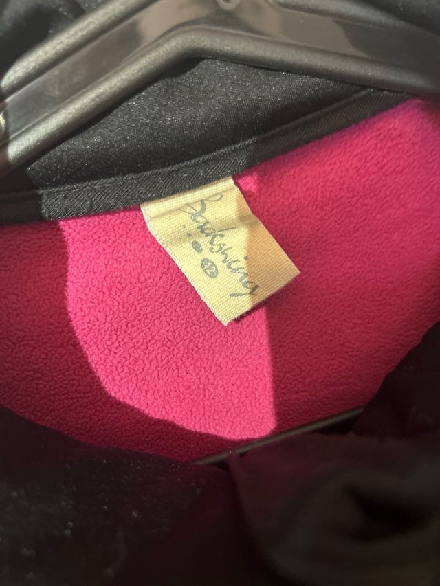 Chaqueta de montaña negra y rosa