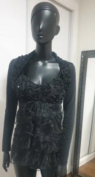 Elegante conjunto negro con lentejuelas