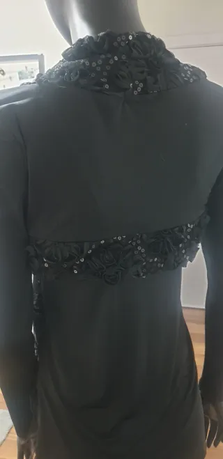 Elegante conjunto negro con lentejuelas