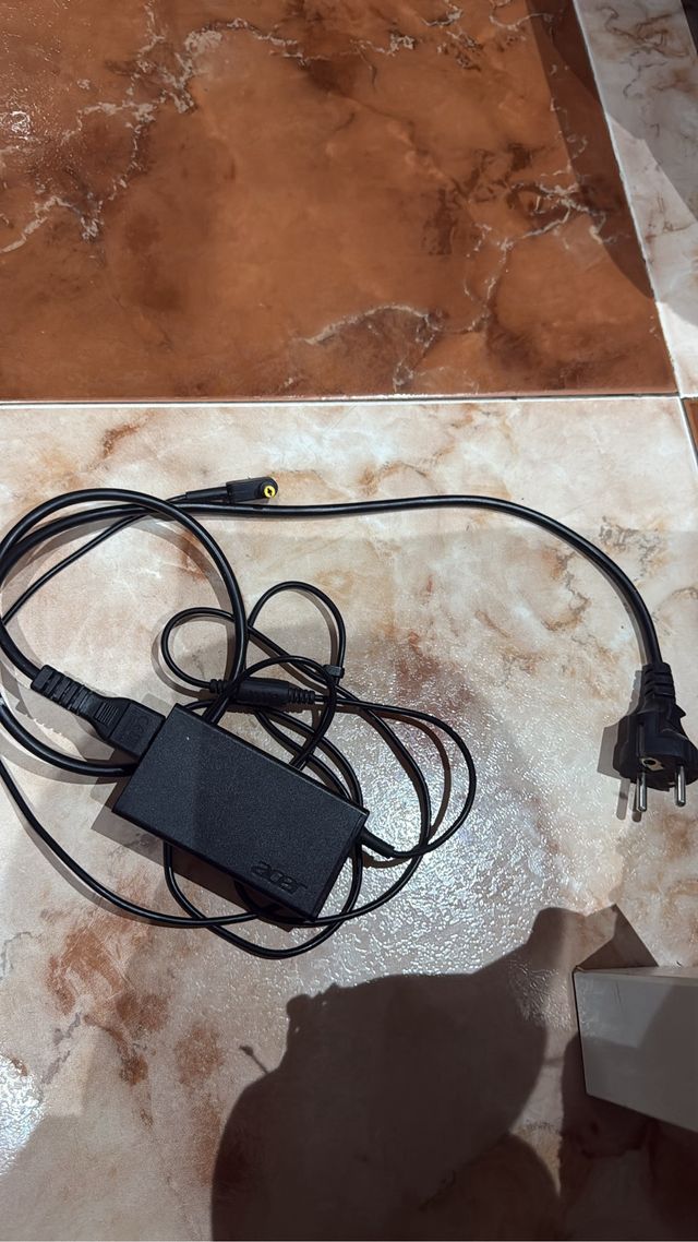 Ordenador Acer Plata y Negro