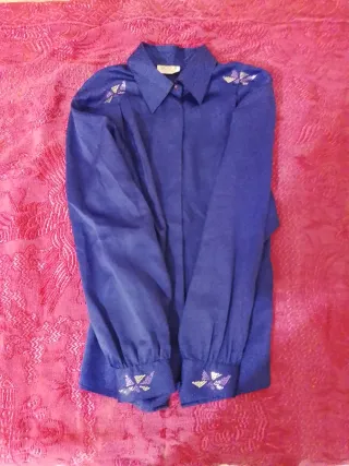 Blusa violeta con adornos talla M