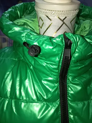 Chaleco acolchado verde con capucha