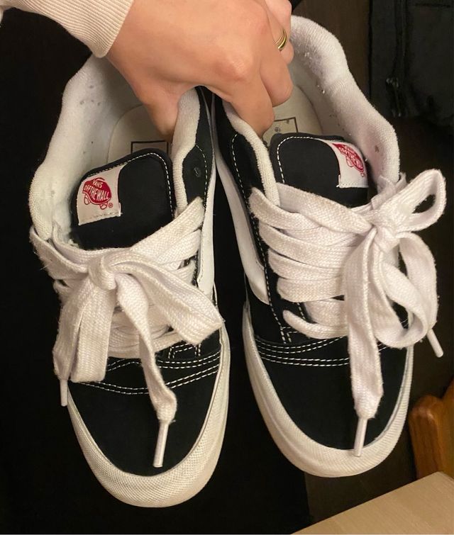 Zapatillas Vans Knu Skool Negras y Blancas