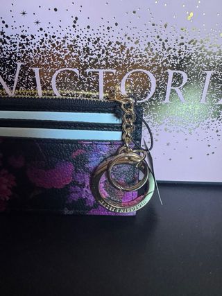 Cartera Victoria's Secret floral con llavero