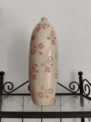 Jarrón de cerámica beige con flores rosas