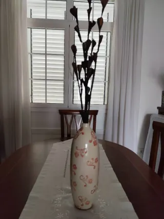 Jarrón de cerámica beige con flores rosas