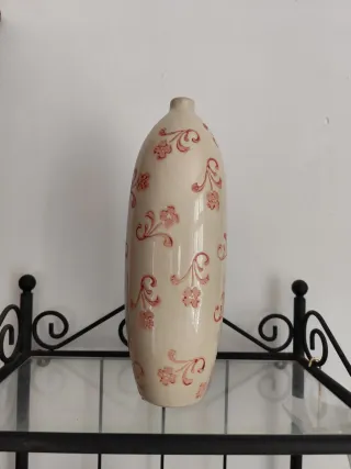 Jarrón de cerámica beige con flores rosas