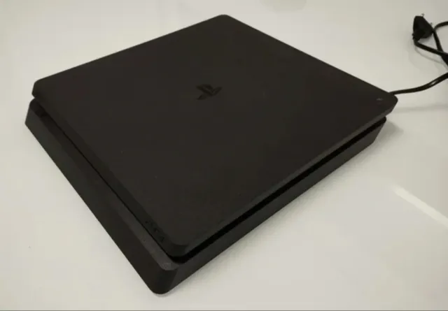 PS4 Slim Negra + 2 Mandos y Juegos